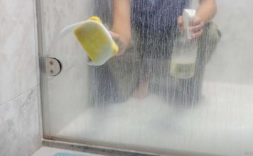 Rastvorite u toploj vodi i poprskajte staklo, slavinu i kadu: TUŠ POSTAĆE KAO NOV!