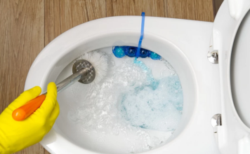 Samo 50 grama ovog praha čini da WC šolja zablista: Za tren će biti kao nova, zaboravite na ribanje i hemikalije