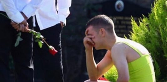 Na sahranu najboljeg prijatelja došao u zelenoj haljini: Na mrežama ga razapeli, a zbog njegovog razloga će vam zastati knedla u grlu