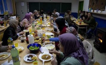 Svećenik u selu Šćipe kod Prozora priredio iftar za komšije Bošnjake