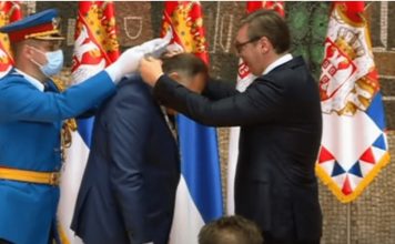 “Diplomatski odgovor Aleksandru Vučiću – Mrš, smradu”