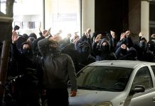 Nakon Splita, haos i u Zagrebu: Maskirani muškarci se okupili pred Srpskim domom i pjevali ustaške pjesme