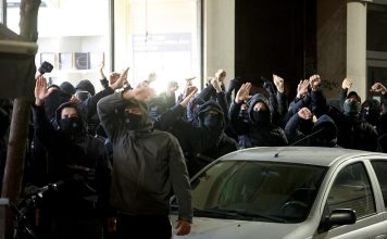 Nakon Splita, haos i u Zagrebu: Maskirani muškarci se okupili pred Srpskim domom i pjevali ustaške pjesme